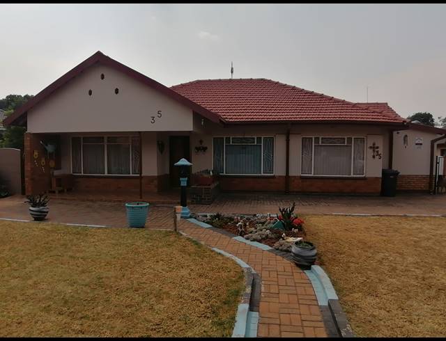 3 BEDROOM FREESTANDING FOR SALE IN STILFONTEIN EXT 4